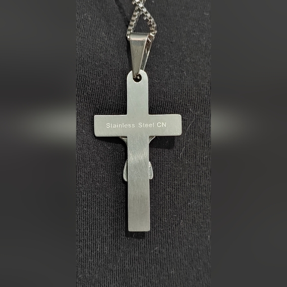 NWOT crucifix pendant necklace, stainless steel - Picture 4 of 4